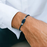 Bracelet ajustable nœud marin en nylon bleu marine avec fermoir coulissant gris.