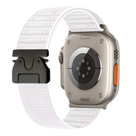 Bracelet nylon blanc réglable pour Apple Watch avec boucle parachute noire et fermoir tactique robuste.