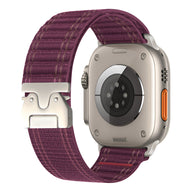 Bracelet nylon violet réglable pour Apple Watch avec boucle parachute argentée et fermoir tactique.