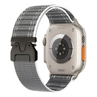 Bracelet nylon gris et argent réglable avec boucle parachute noire pour Apple Watch.