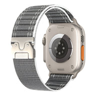 Bracelet nylon gris clair réglable avec boucle parachute argentée pour Apple Watch.