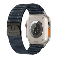 Bracelet nylon bleu foncé réglable avec boucle parachute noire pour Apple Watch.