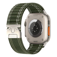 Bracelet nylon vert réglable avec boucle parachute argent pour Apple Watch, fermoir tactique robuste.