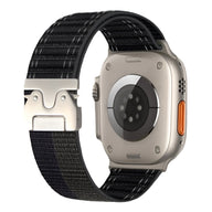 Bracelet nylon noir réglable pour Apple Watch avec boucle parachute argent et fermoir tactique.