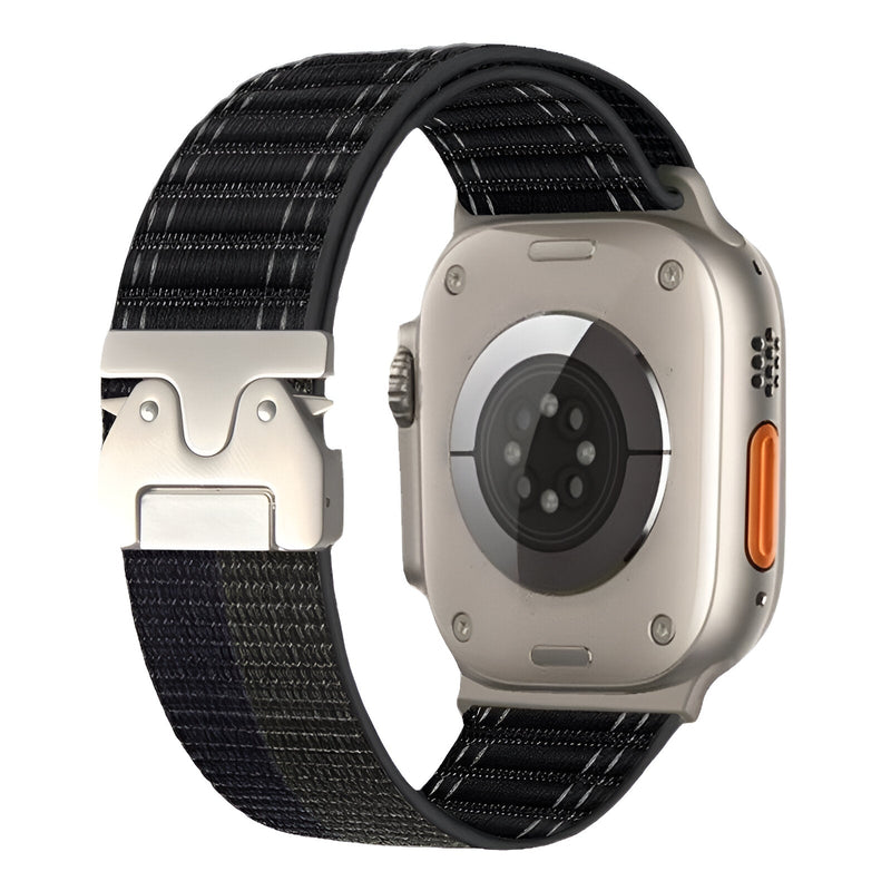 Bracelet nylon noir réglable pour Apple Watch avec boucle parachute argent et fermoir tactique.