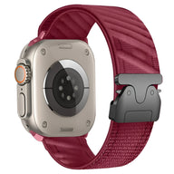 Bracelet nylon sport bordeaux diagonale pour Apple Watch avec boucle parachute et fermoir tactique.