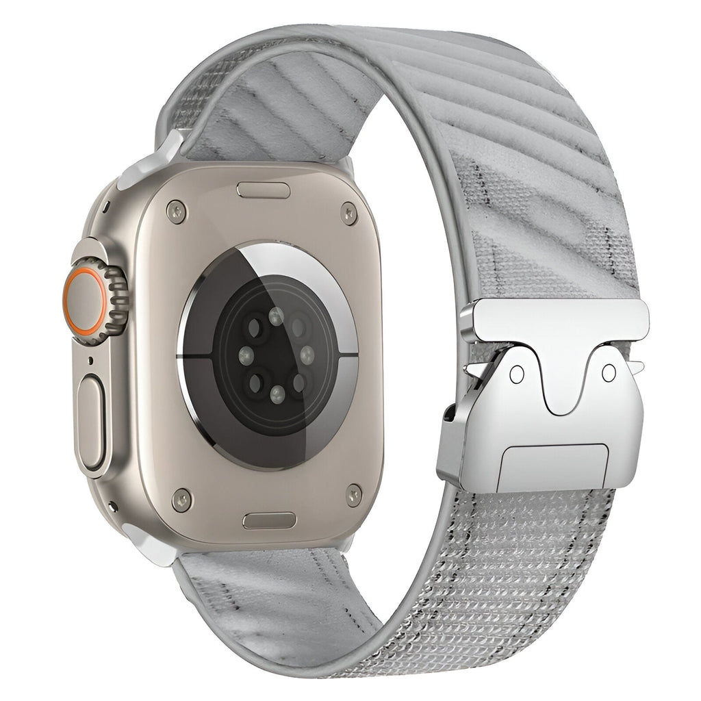 Bracelet nylon gris sport diagonale pour Apple Watch avec boucle parachute et fermoir tactique en métal argenté.