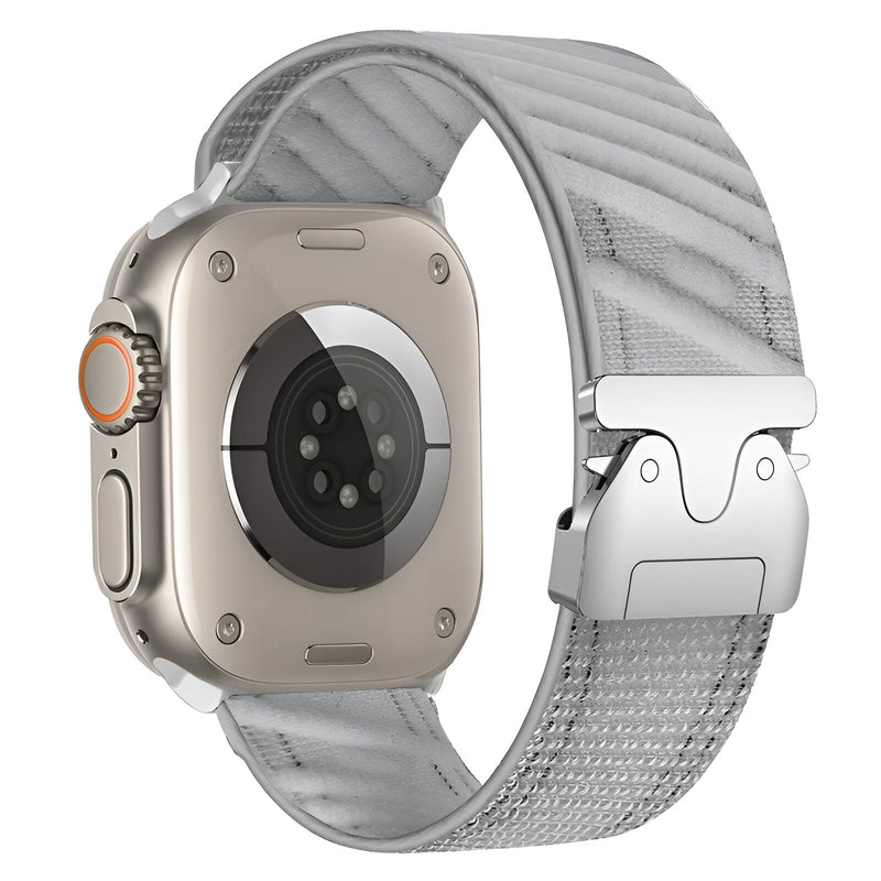 Bracelet nylon gris sport diagonale pour Apple Watch avec boucle parachute et fermoir tactique en métal argenté.