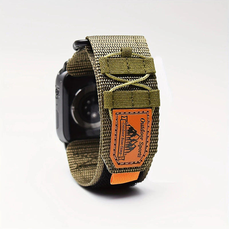Bracelet Apple Watch en nylon kaki avec fermeture velcro et étiquette orange sport outdoor.
