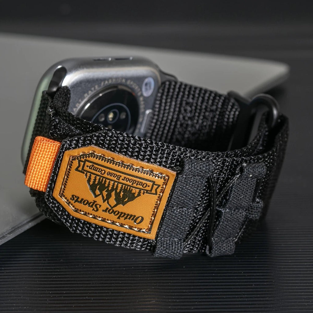 Bracelet Apple Watch Outdoor Sport noir en nylon avec patch orange et velcro réglable.