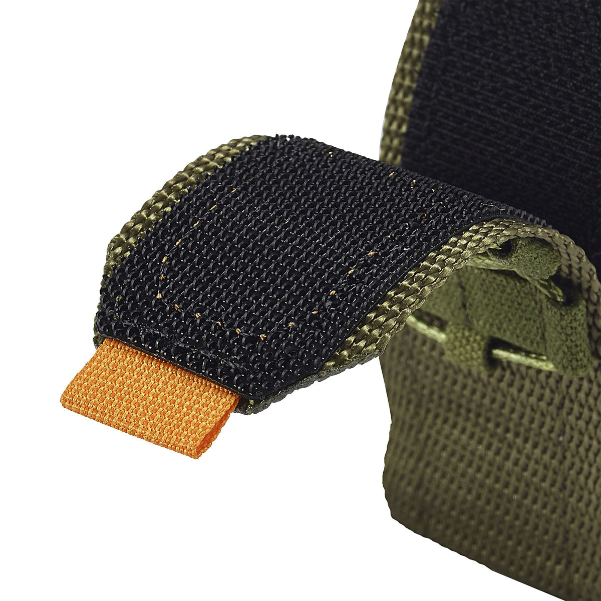 Bracelet sport en nylon kaki avec fermeture velcro noire et languette orange, robuste et ajustable.