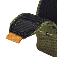 Bracelet sport en nylon kaki avec fermeture velcro noire et languette orange, robuste et ajustable.