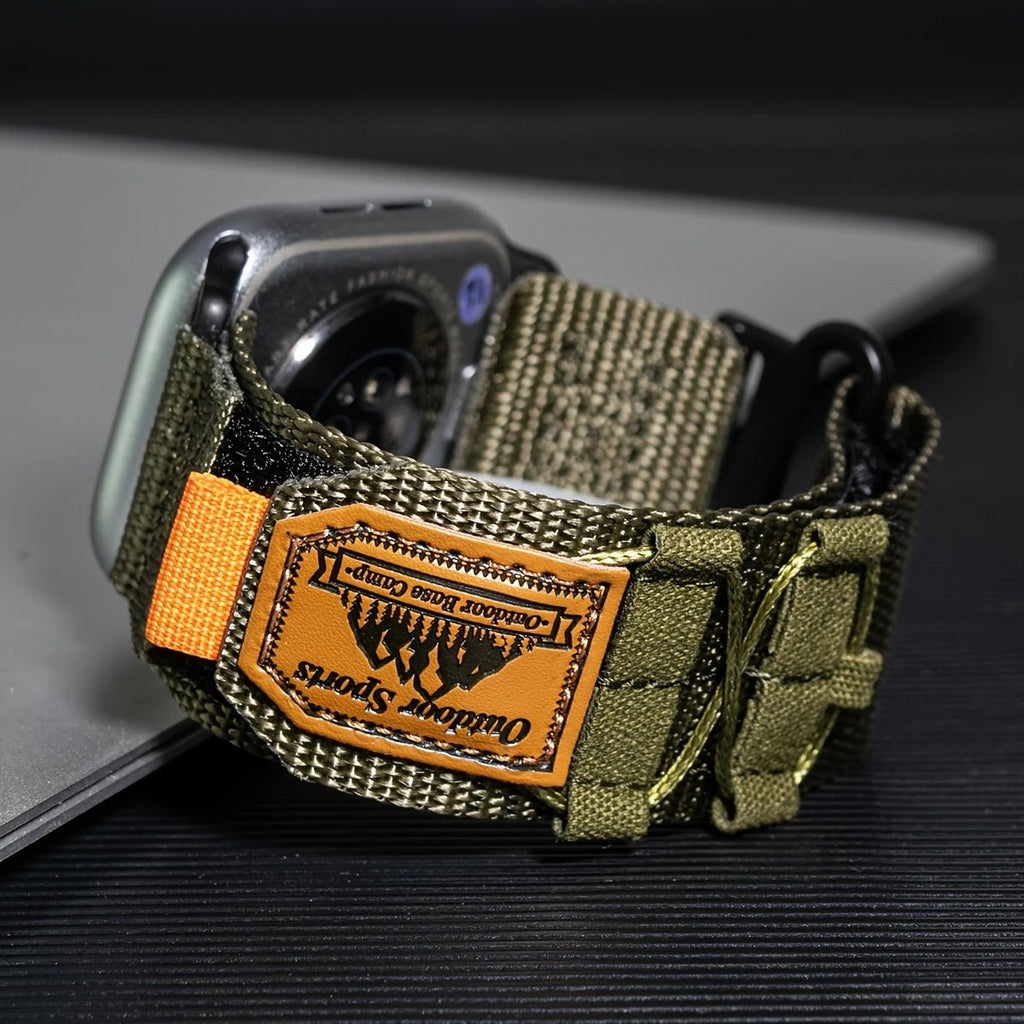 Bracelet Apple Watch kaki en nylon à velcro, modèle Outdoor Sport Edition, étiquette orange contrastée.
