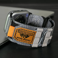 Bracelet en nylon gris avec velcro orange et étiquette Outdoor Sports pour Apple Watch.