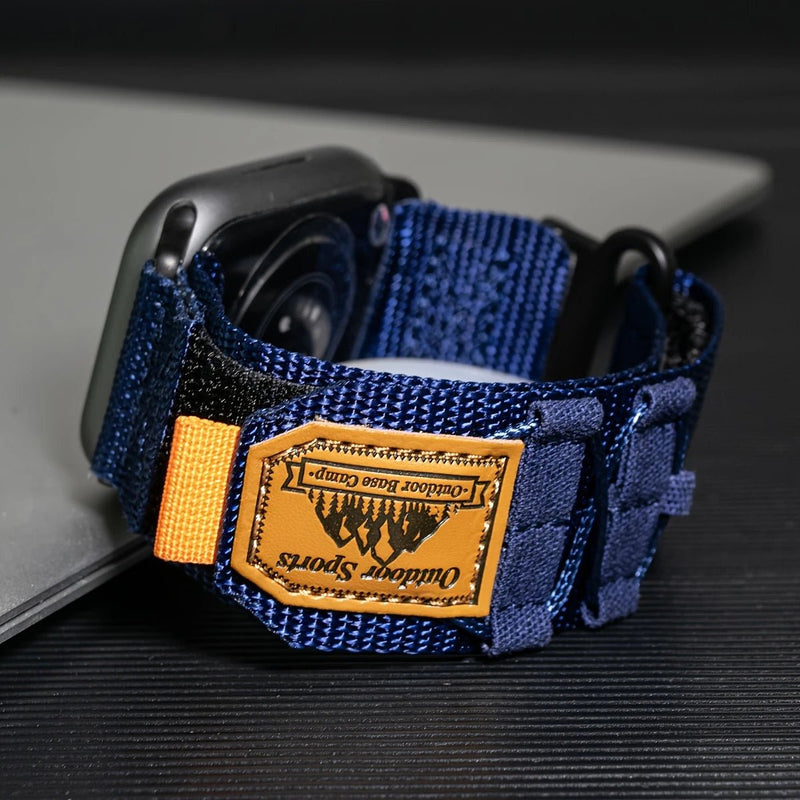 Bracelet sport bleu en nylon à velcro pour Apple Watch avec étiquette en cuir marron, ajustable.