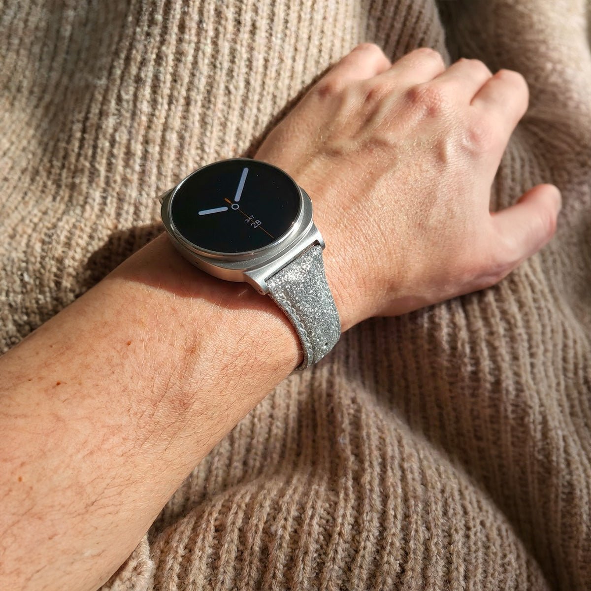 Bracelet pailleté argenté en cuir souple pour Galaxy Watch 8 avec boucle métal argentée.