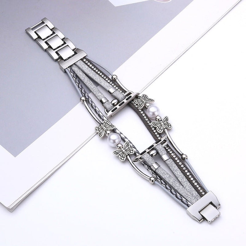 Bracelet papillon multi-brins cuir gris et perles blanches, fermoir métallique argenté, style bohème chic.