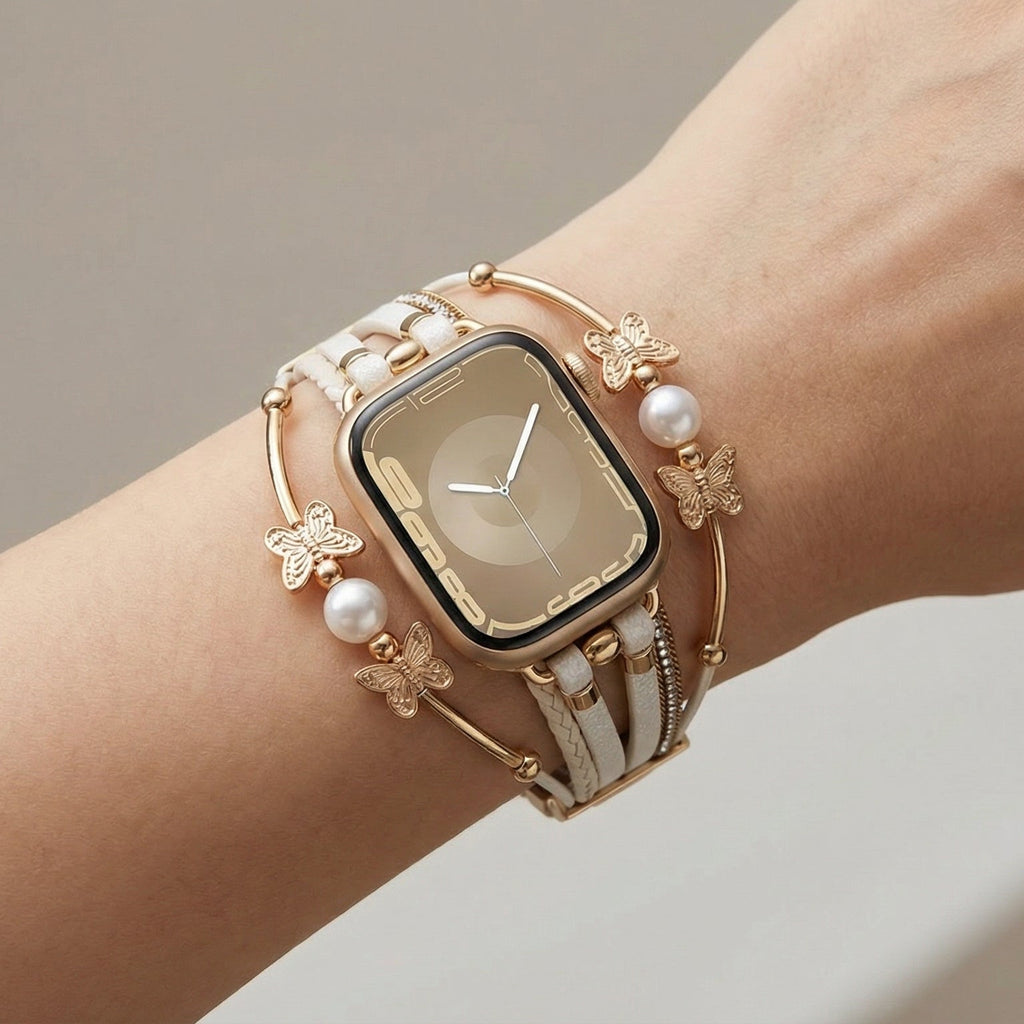 Bracelet papillon multi-brins en cuir blanc et perles, fermoir métallique doré, style bohème chic pour Apple Watch.