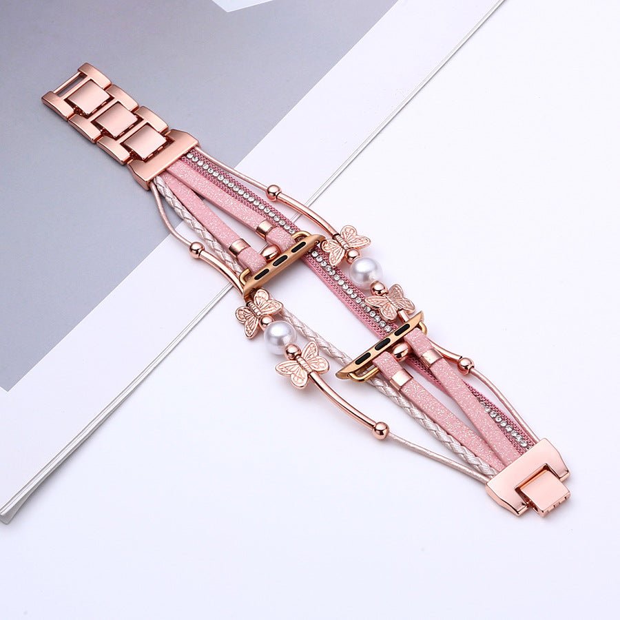 Bracelet pour Apple Watch en cuir rose multi-brins avec perles blanches et fermoir métallique or rose, style bohème chic.
