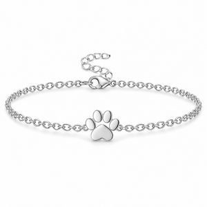 Packshot studio bracelet Tinou argent, pendentif patte personnalisée gravée et chaîne ajustable.