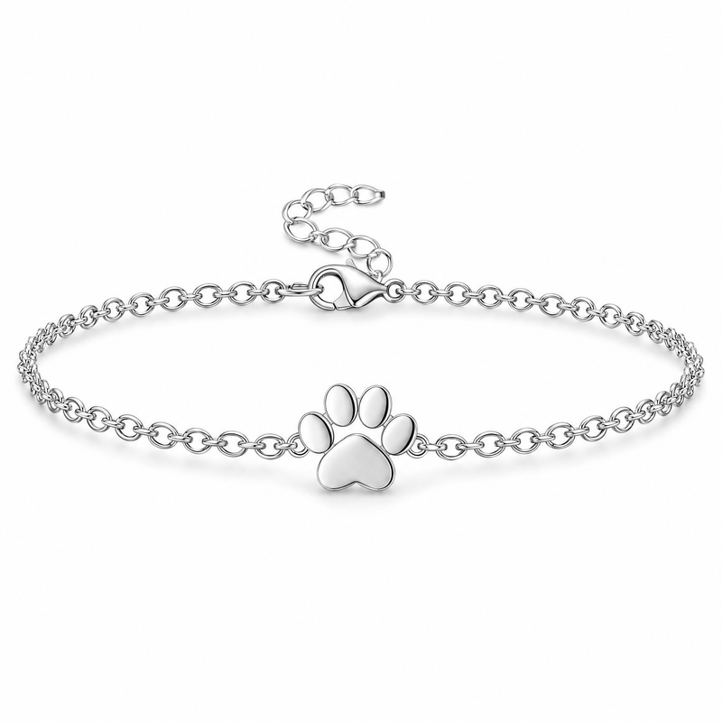 Packshot studio bracelet Tinou argent, pendentif patte personnalisée gravée et chaîne ajustable.