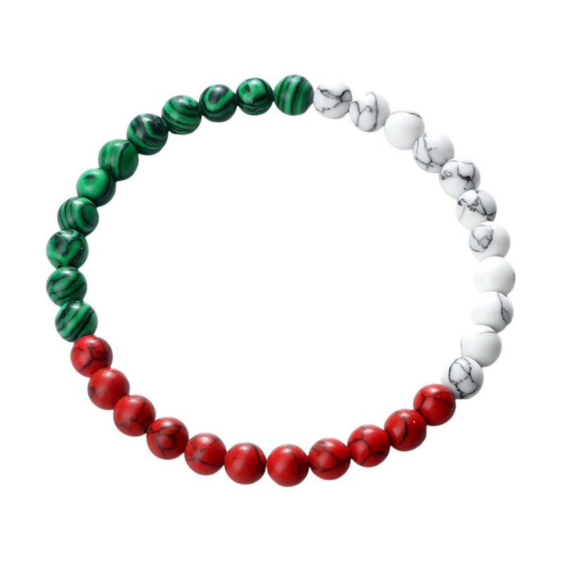 Bracelet perlé rond en pierres imitation vert, blanc et rouge avec cordon noir souple.