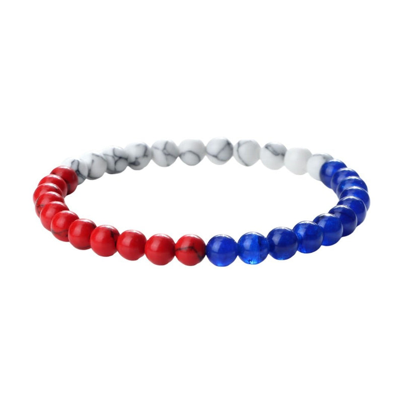 Bracelet perlé avec pierres rouges, blanches marbrées et bleues sur cordon souple noir.