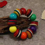 Bracelet perlé multicolore en bois naturel avec grosses perles rondes et disques colorés.