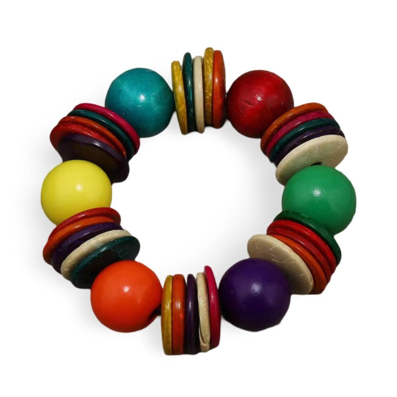 Bracelet perlé multicolore en bois naturel avec grosses perles rondes et disques plats éclatants.