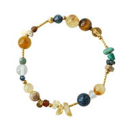 Bracelet perlé multicolore avec pierres naturelles rondes, éclats dorés et finitions dorées, style élégant et harmonieux.