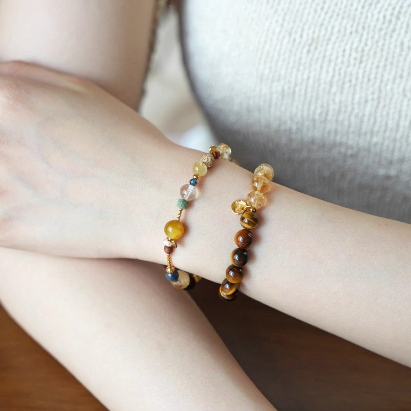 Bracelets perlés multicolores avec éclats dorés, en pierres naturelles fines, design élégant et raffiné.