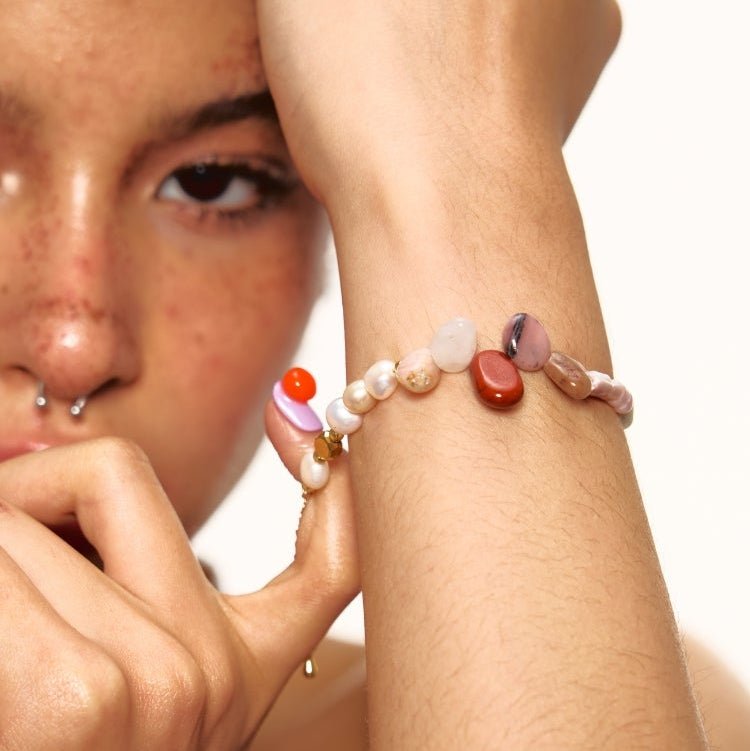 Bracelet élégant en perles baroques blanches et pierres naturelles multicolores avec fermoir doré.