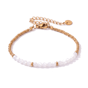 Packshot studio bracelet Dison Howlite, vue frontale basse posée sur table, fond blanc pur — 9 octobre 2026