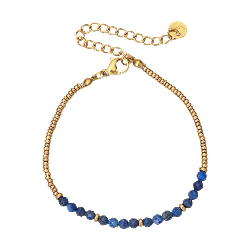 Bracelet fin perles naturelles bleues et petites perles dorées, fermoir mousqueton doré, style rétro chic.