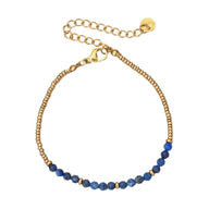 Bracelet fin perles naturelles bleues et petites perles dorées, fermoir mousqueton doré, style rétro chic.