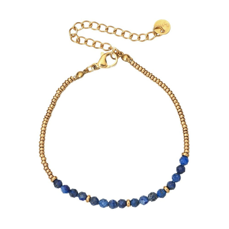 Bracelet fin perles naturelles bleues et petites perles dorées, fermoir mousqueton doré, style rétro chic.