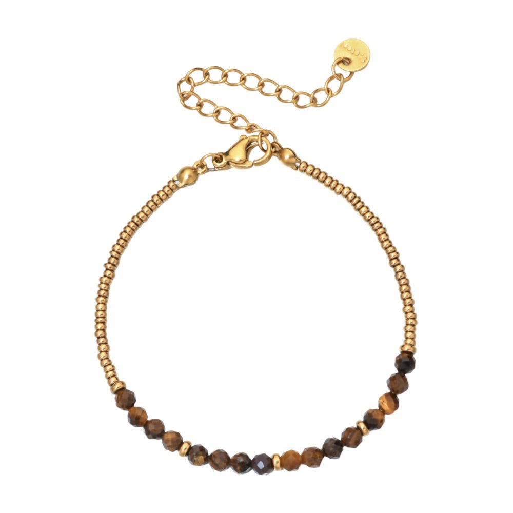 Bracelet fin avec perles naturelles marron et petites perles dorées, fermoir mousqueton, style rétro chic.