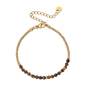 Bracelet fin avec perles naturelles marron et petites perles dorées, fermoir mousqueton, style rétro chic.