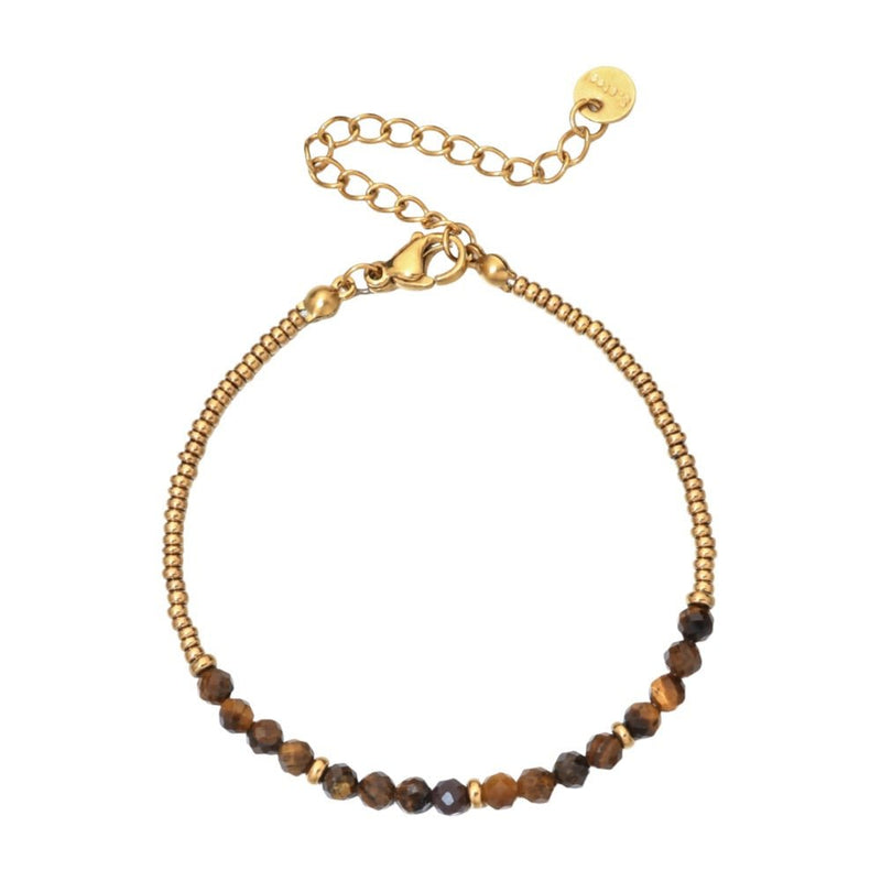 Bracelet fin avec perles naturelles marron et petites perles dorées, fermoir mousqueton, style rétro chic.