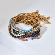 Bracelet multi-rangs avec perles fines multicolores en pierres naturelles et détails dorés, fermoir mousqueton doré, style.