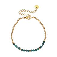 Bracelet fin avec perles dorées et pierres naturelles vertes, fermoir mousqueton doré, style rétro chic.