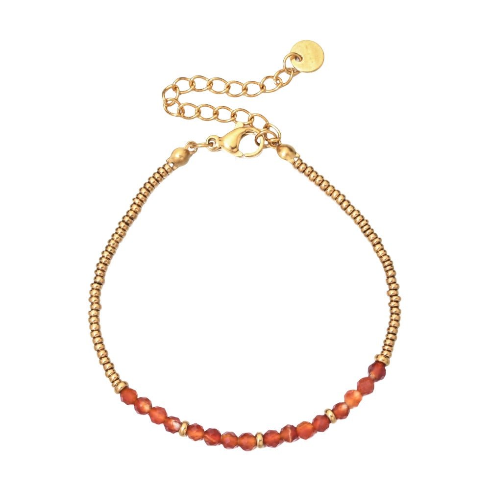 Bracelet fin en perles naturelles rouges et petites perles dorées, fermoir mousqueton doré, style rétro chic.