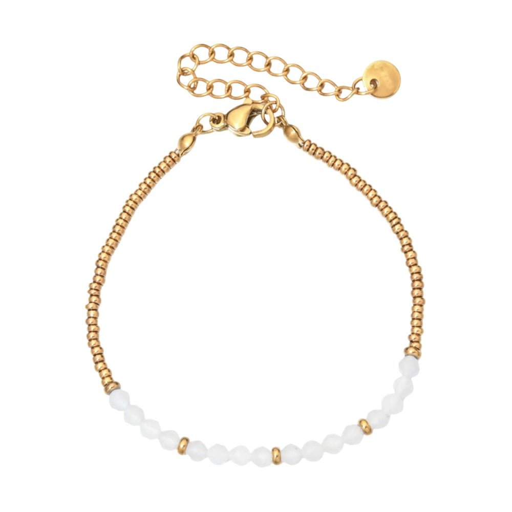 Bracelet fin en perles blanches nacrées et petites perles dorées, fermoir mousqueton doré avec chaîne de réglage.