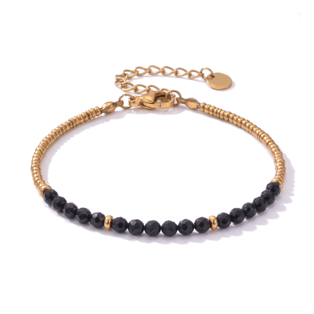 Packshot studio bracelet Dison Onyx, vue frontale basse posée sur table, fond blanc pur — 9 octobre 2026