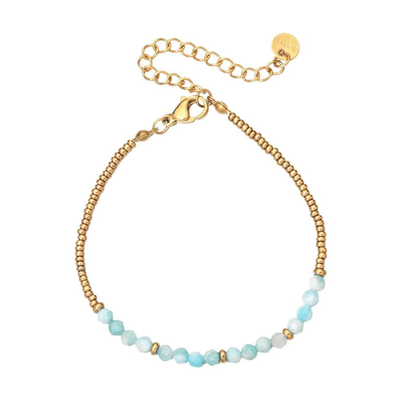 Bracelet fin perles naturelles bleu pâle et perles dorées, fermoir mousqueton ajustable, style rétro chic.