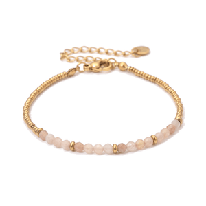 Packshot studio bracelet Dison Pierre de lune, vue frontale basse posée sur table, fond blanc pur — 9 octobre 2026