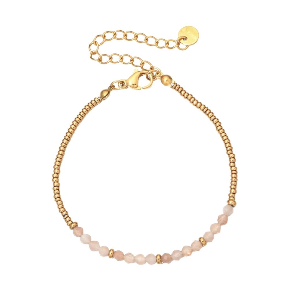 Bracelet fin avec petites perles roses et dorées en pierres naturelles, fermoir mousqueton doré, style rétro chic.