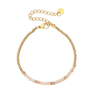 Bracelet fin avec petites perles roses et dorées en pierres naturelles, fermoir mousqueton doré, style rétro chic.