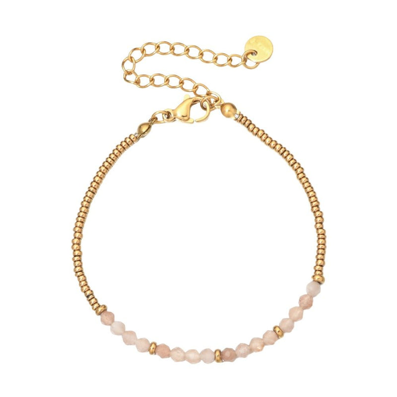 Bracelet fin avec petites perles roses et dorées en pierres naturelles, fermoir mousqueton doré, style rétro chic.