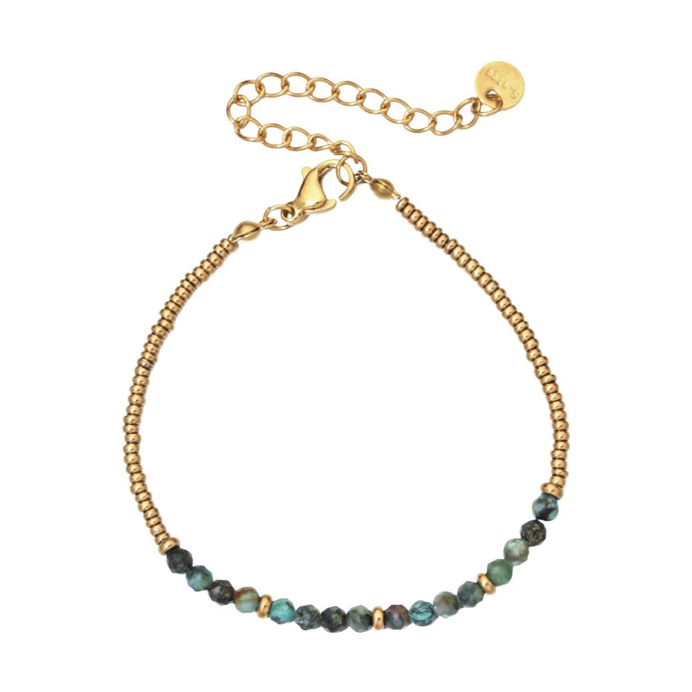 Bracelet fin avec petites perles naturelles vertes et perles dorées, fermoir mousqueton doré, chaîne réglable.